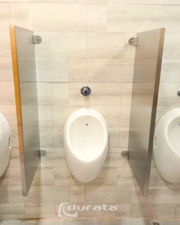 Separadores para orinales en acero inoxidable, para espacios que requieren higiene y durabilidad.