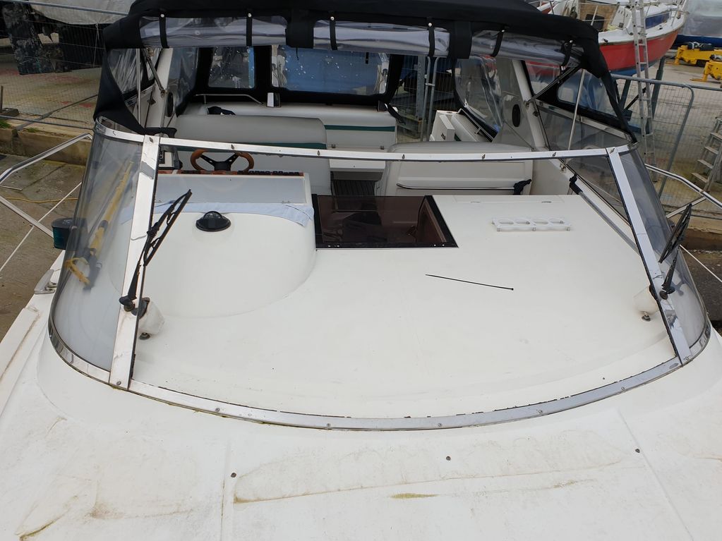 Shattered windscreen on a Fairline Targa 30/33