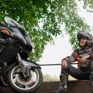 Motociclista con motocicleta descompuesta