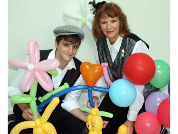 suffolk & nassau county kids party & event entertainers
balloon twisting and magic for everyone