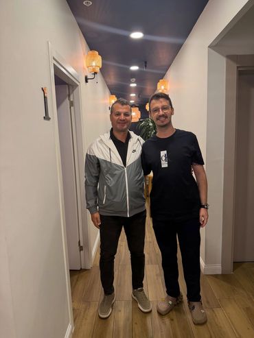 Klinik koridorunda birlikte poz veren 2 kişi