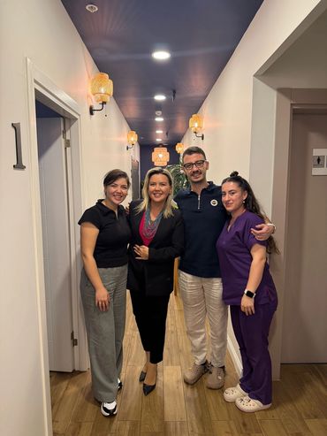 Klinik koridorunda birlikte poz veren 4 kişi