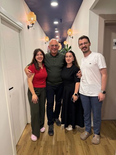 Klinik koridorunda birlikte poz veren 4 kişi