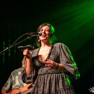 Samantha Erin Singing at the Aggie. Photo by Backstage Flash
