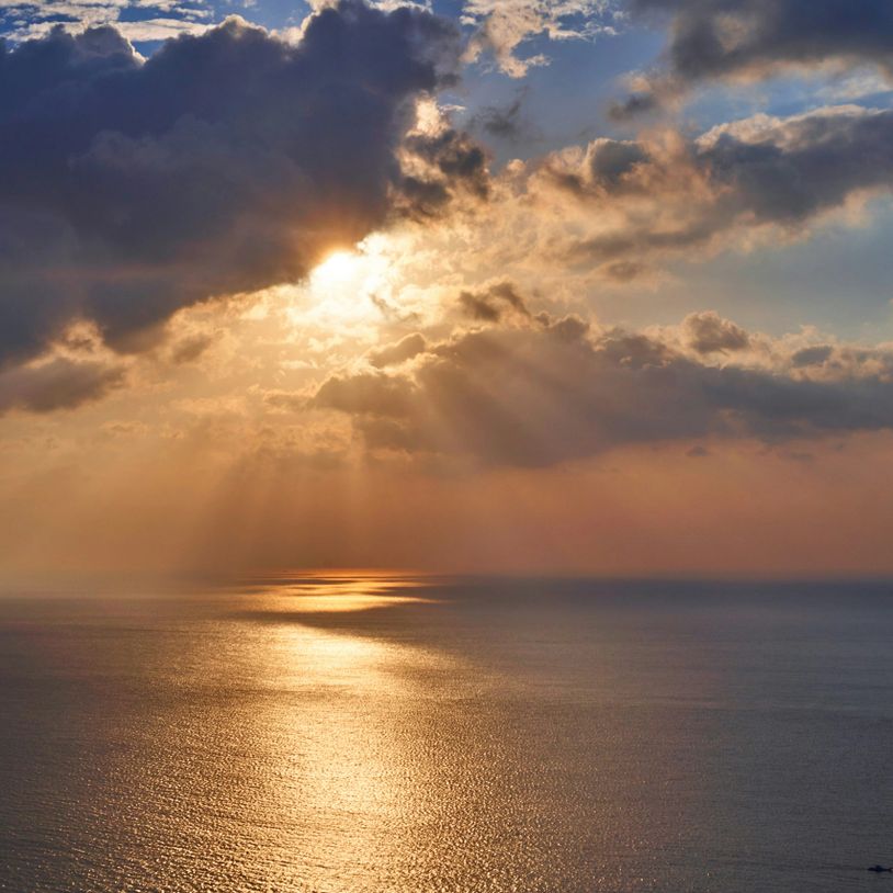 “Sunlight over calm sea symbolising hope, healing, and calm at Suzanne Wood-Simmons Counselling.”