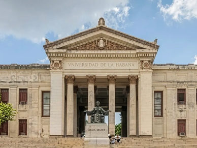 Front view of Universidad de La Habana with Alma Mater statue.