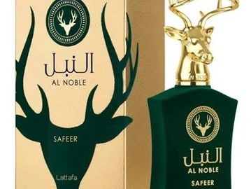 Perfume Al Noble Safeer con diseño de ciervo dorado.