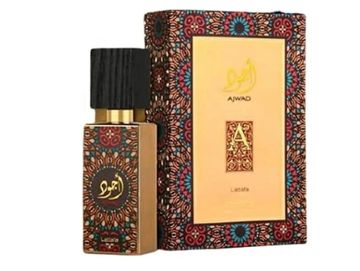 Perfume Ajwad con diseño ornamental en caja y botella.