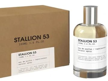 Perfume Stallion 53 en botella y caja.