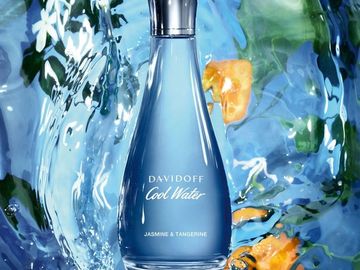 Botella de perfume Davidoff Cool Water entre agua y flores.