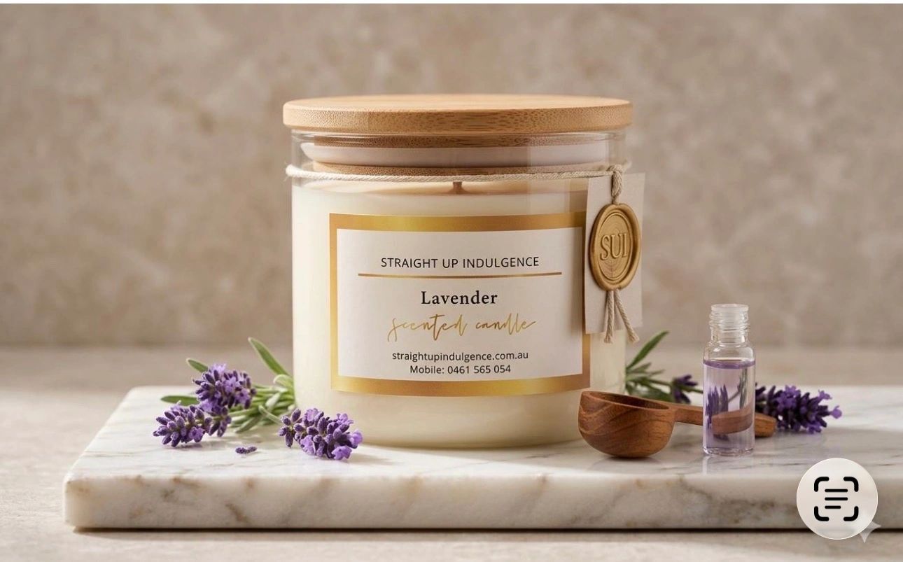Lavender scented candle with wooden lid and fresh lavender sprigs.
