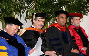 畢業典禮上李志文老師仔細翻閱他的學生名冊