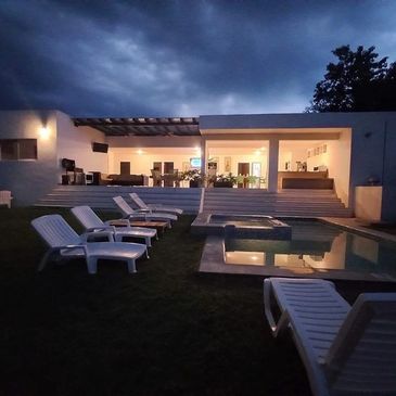 Renta una casa en Tequesquitengo junto al lago con alberca, ideal para disfrutar de un fin de semana