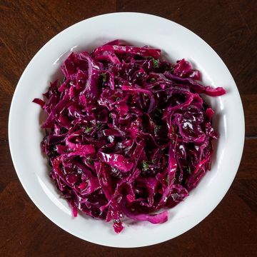 Red Cabbage Salad.
A simple, yet delicious salad with only two ingredients. Red cabbage and lemon ju