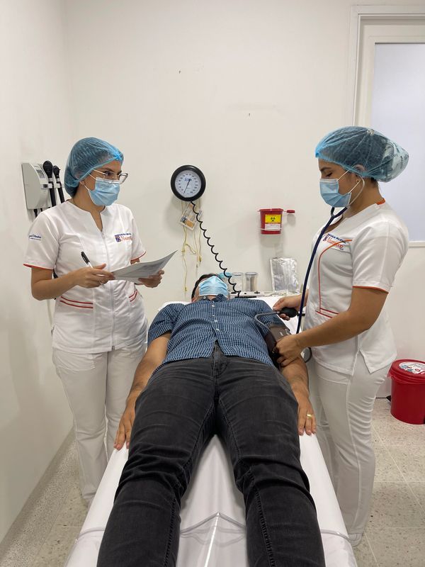 enfermera jefe y enfermera con paciente