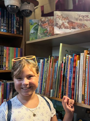 Amelie visiting her books at the famous Globe in Prague!