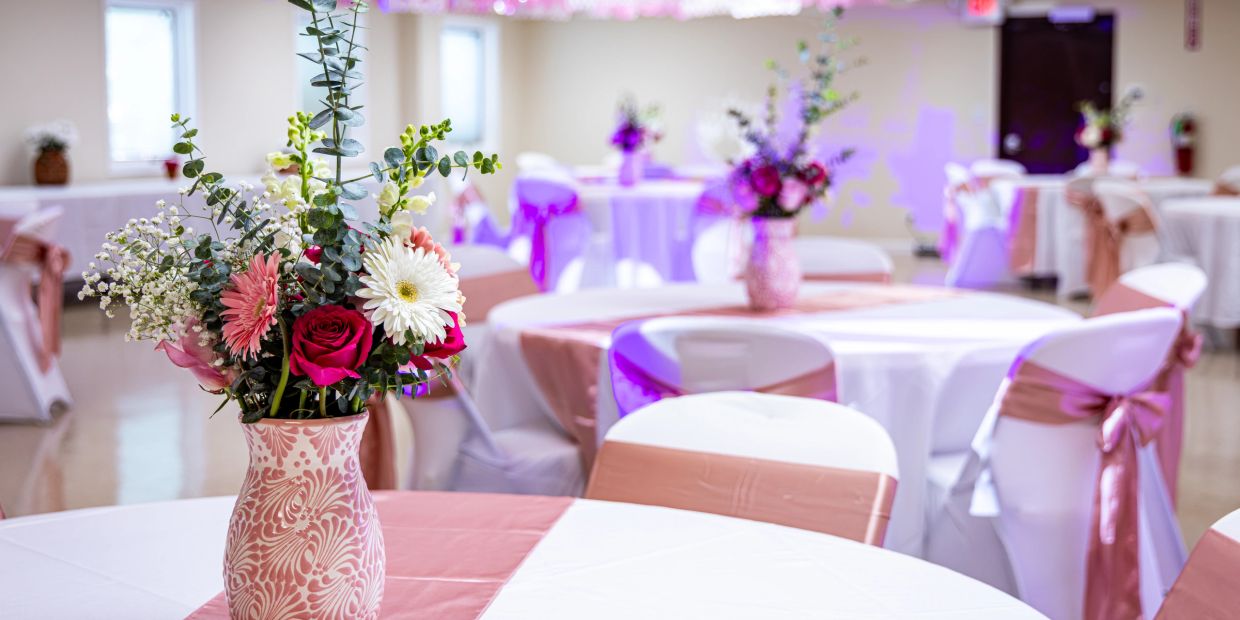 Centro de mesa con flores en un evento elegante.