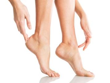 picture signifies someone getting this moroccan oil Mountain Hand and Foot rreatment.