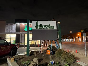 PICTURE OF INSTALATION OF DIGITAL MESSAGE SIGN AT HOLLYWOOD MARKET
