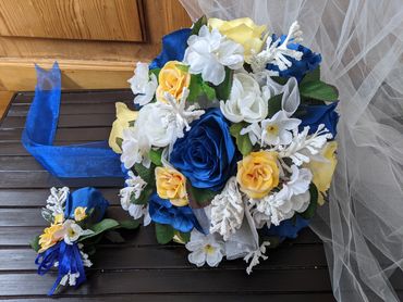 Royal Blue And Yellow Roses are stunning together!