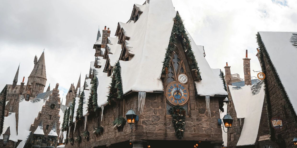Edificios con tejados nevados y decoración festiva.