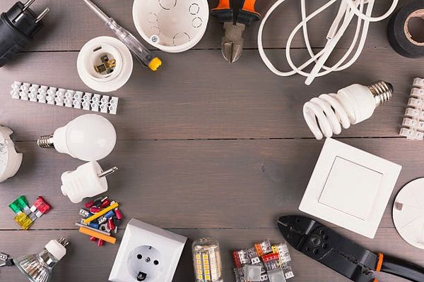elementos electricos sobre una mesa, busca polo, alicates, interuptores, commutadores, regleta.