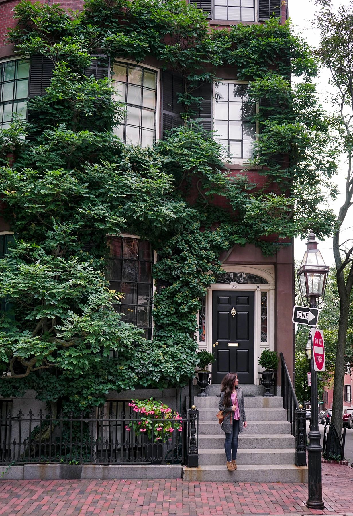 This picturesque ivy-covered brownstone in Beacon Hill, Boston, perfectly captures the neighborhood's historic charm and timeless elegance. With cobblestone streets, gas-lit lanterns, and lush greenery, this iconic corner is a must-visit for photographers and travelers seeking the most beautiful spots in Boston. Explore the hidden gems of Beacon Hill, from Acorn Street to Louisburg Square, and experience one of the most photogenic neighborhoods in the city. #BeaconHill #BostonTravel #HistoricHomes This picturesque ivy-covered brownstone in Beacon Hill, Boston, perfectly captures the neighborhood's historic charm and timeless elegance. With cobblestone streets, gas-lit lanterns, and lush greenery, this iconic corner is a must-visit for photographers and travelers seeking the most beautiful spots in Boston. Explore the hidden gems of Beacon Hill, from Acorn Street to Louisburg Square, and experience one of the most photogenic neighborhoods in the city. #BeaconHill #BostonTravel #HistoricHomes