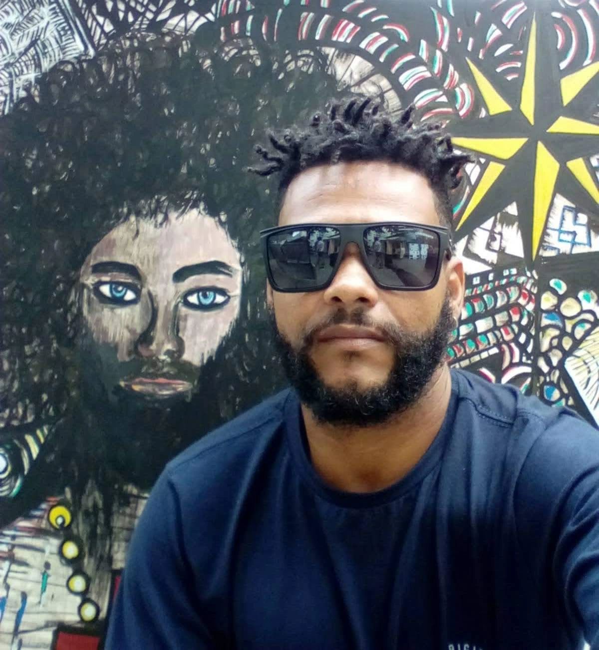 This is Brazilian artist Gil de Lima, he hails from the largest favela in Rio de Janeiro.