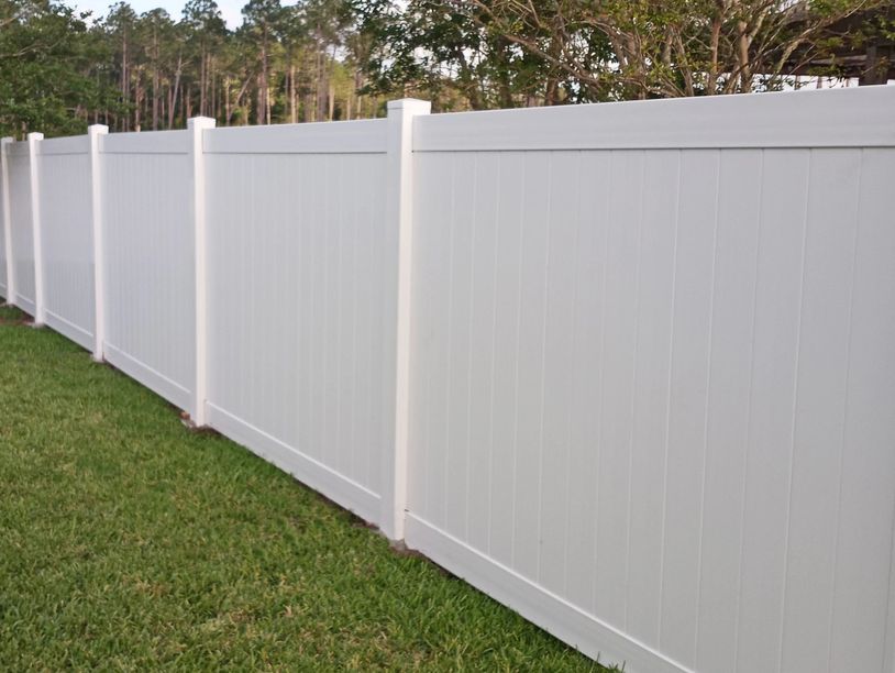 White vinyl fence surrounding back yard in Panama City Beach, FL