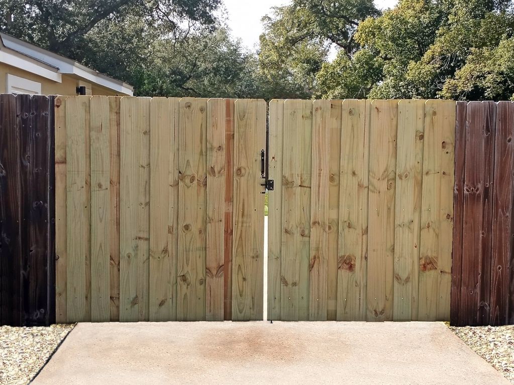 Wood Fence Front Gates for Driveway