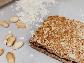 Gluten free, low- carb, vegan peanut butter, chocolate oat bar