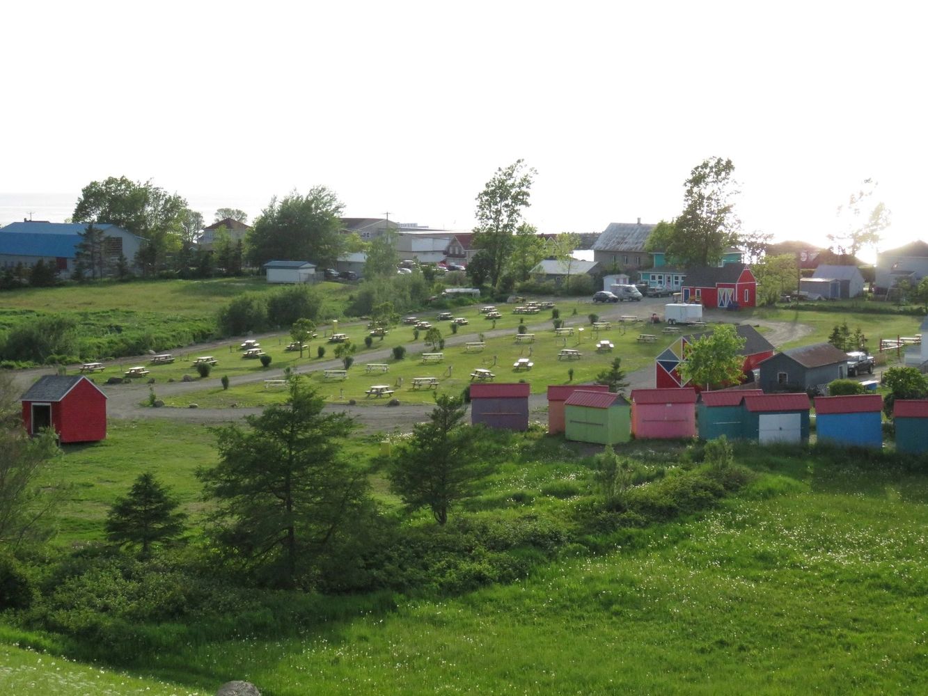 Camping Impérial Sainte-Flavie. Au pied de la cote de la mer en plein coeur du Village.