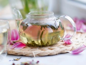 Brunch & Bouquet loose leaf tea blend in glass teapot
