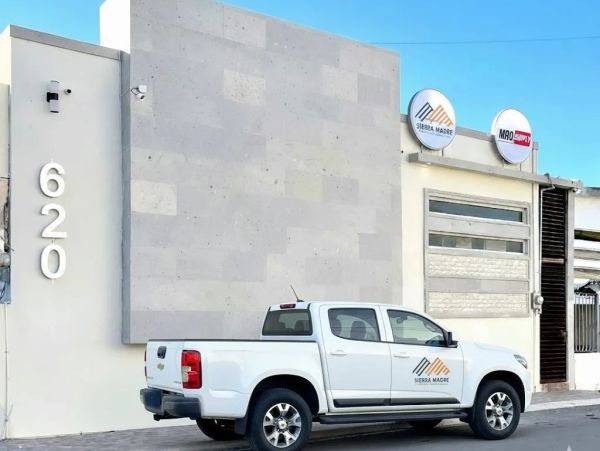 Casa con dirección 620 y camioneta blanca de Sierra Madre