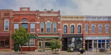 mohjnt Vernon Iowa main street small town