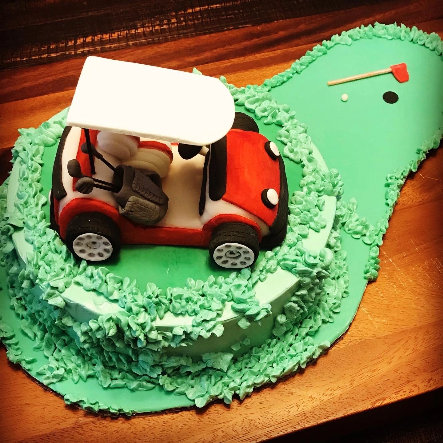 Wow guests and the recipient of this spectacular golf cake for any occasion  - YES it’s edible 