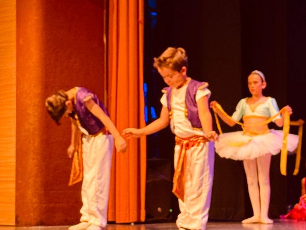 Jóvenes bailarines en el escenario