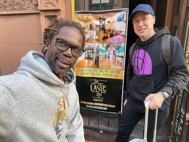 SIDLOCKS WITH AIR BNB GUEST AT CASTLE351 . #sidlocks #multihop #sidneymehu #castle351