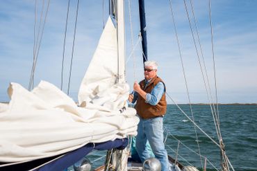 Captain Jim raising mainsail