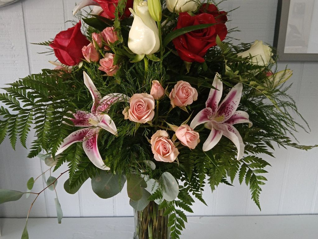 Vase of lillys and roses
$119.99