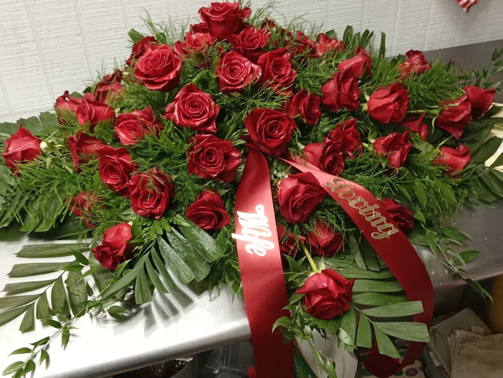 Red rose casket saddle
3 dozen roses $349.99
2 dozen roses $299.99