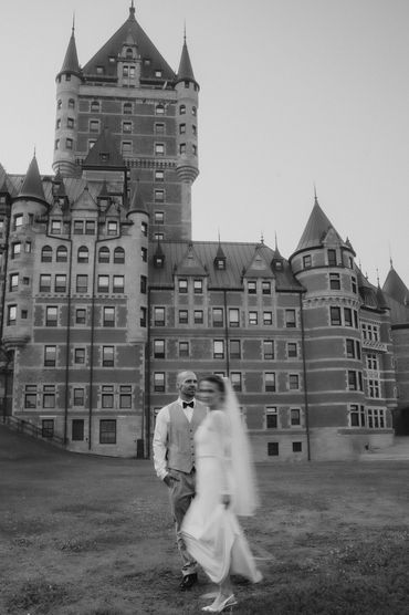 Mariage en noir et blanc devant le Château Frontenac à Québec.