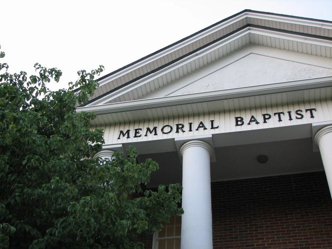 Front view of Memorial Baptist Church's building.