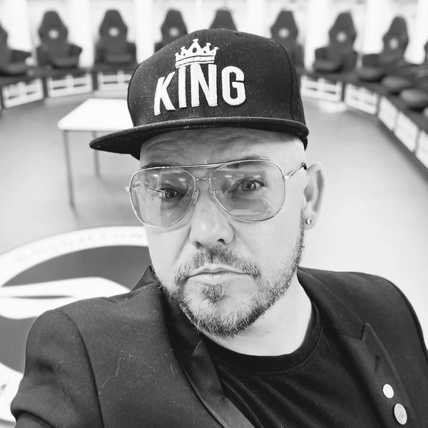 Phil Pearson Professional magician creating memorable moments at events.