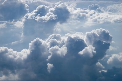 Wolken welche die guten Job-Aussichten symbolisieren