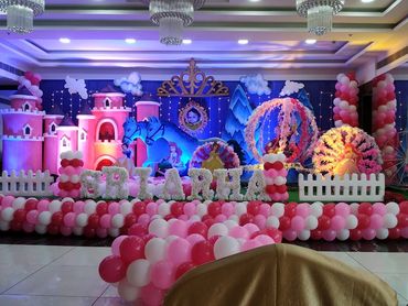 Birthday decorations with balloos and theme
