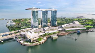 Singapore iconic architecture, huge casino, infinity pool