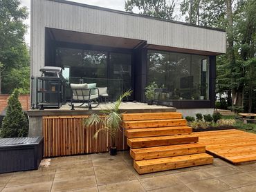 Patio extérieur en bois sans limons appâtant pour un fini haut de gamme.
