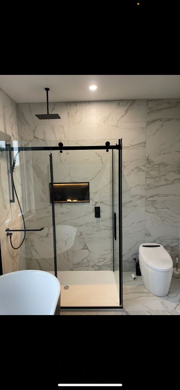 Salle de bain rénové au goût du jour.