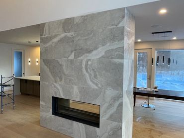 Dosseret de foyer au 4 murs avec joints de céramique en 45 degrés pour un fini haut de gamme